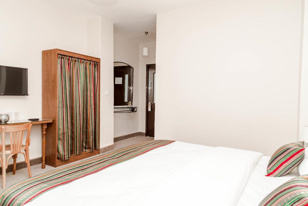 Antika Hostel *