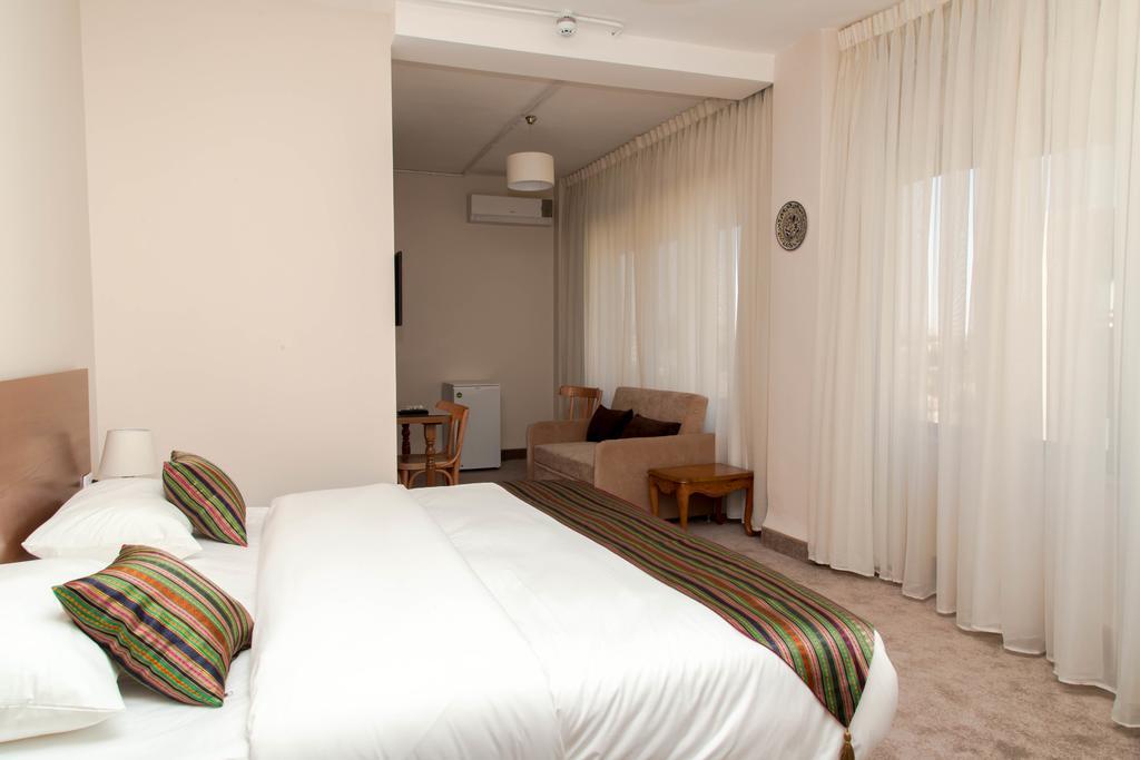 Antika Hostel *