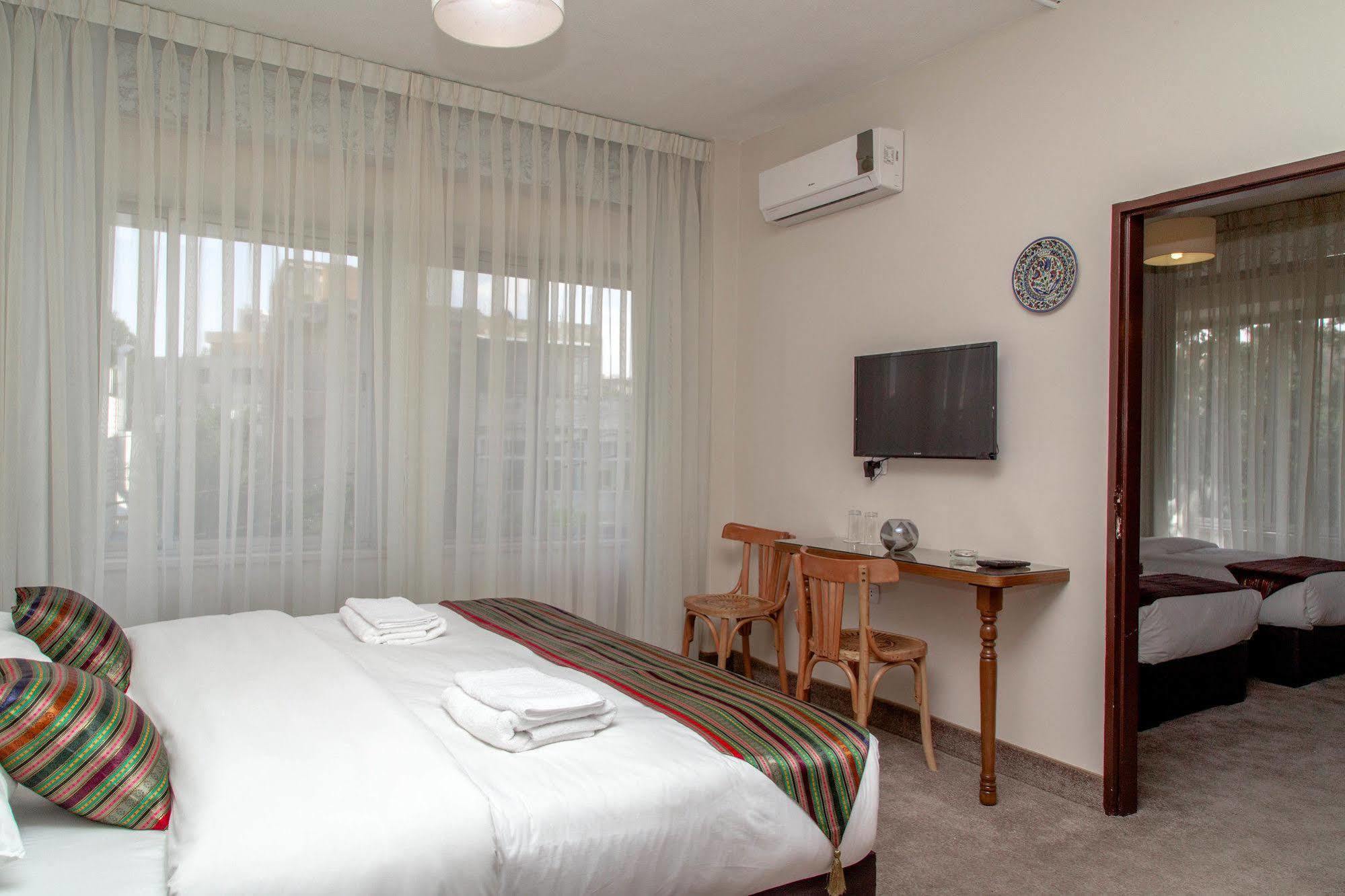 Antika Hostel *