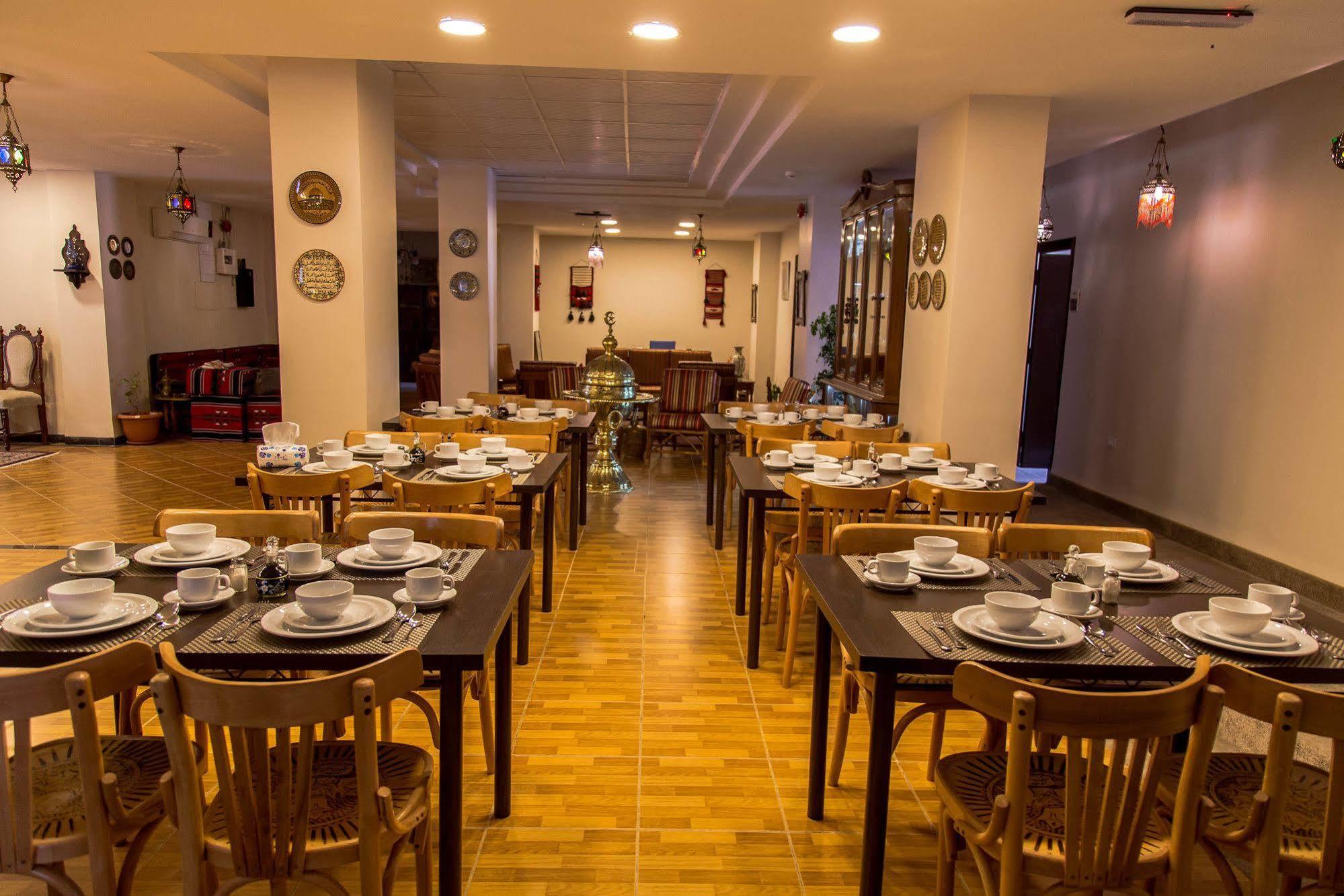 Antika Hostel *